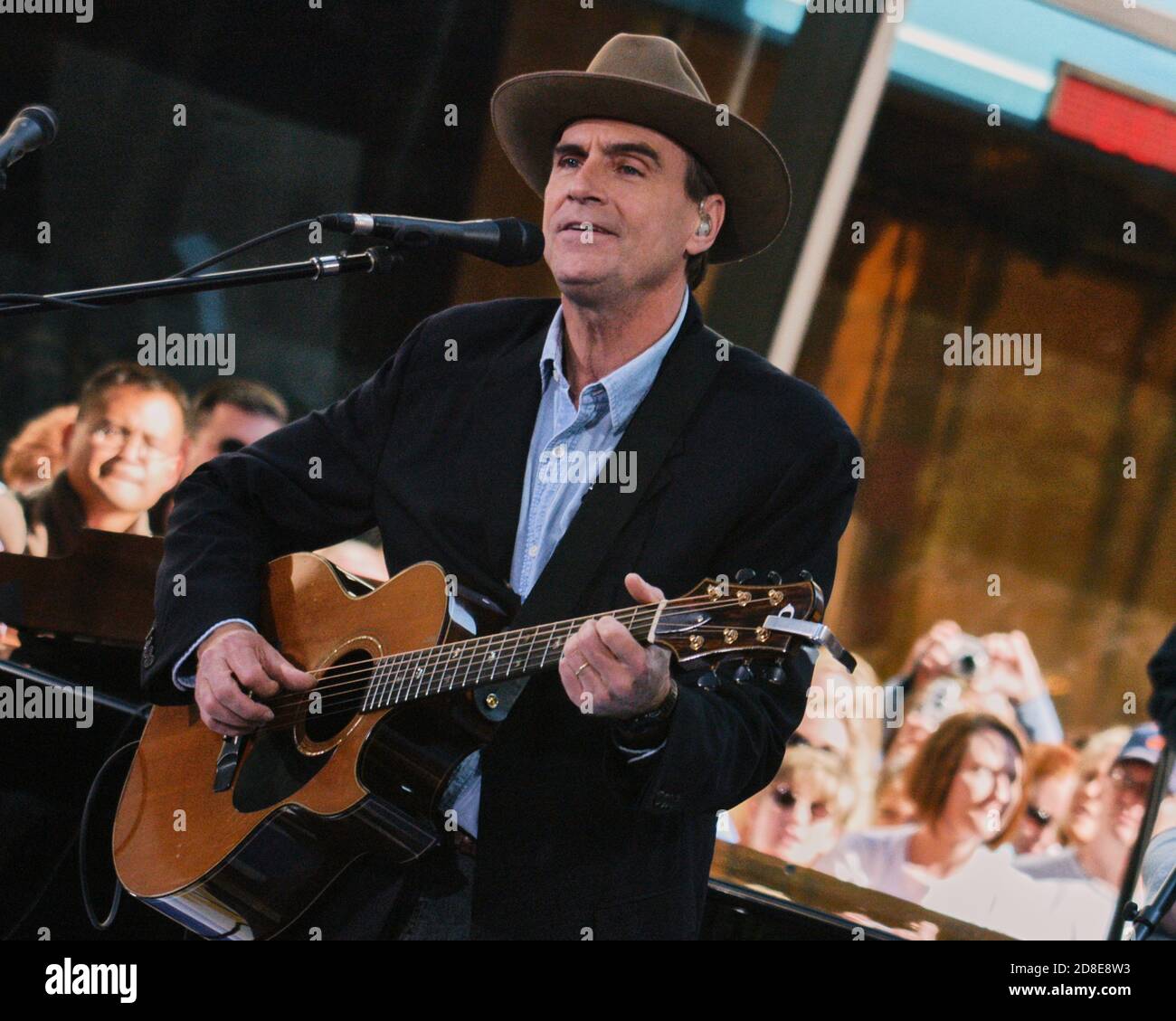NEW YORK, NY, USA - 21 GIUGNO 2005: James Taylor si esibisce nel Today Show della NBC al Rockefeller Plaza. ©2005 Paul J. Froggatt/FamousPixs/Alamy foto d'archivio Foto Stock