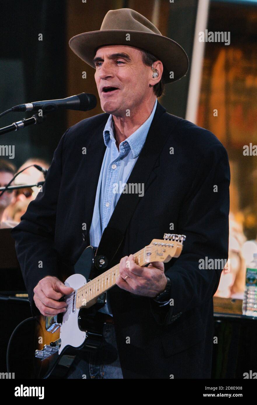 NEW YORK, NY, USA - 21 GIUGNO 2005: James Taylor si esibisce nel Today Show della NBC al Rockefeller Plaza. ©2005 Paul J. Froggatt/FamousPixs/Alamy foto d'archivio Foto Stock