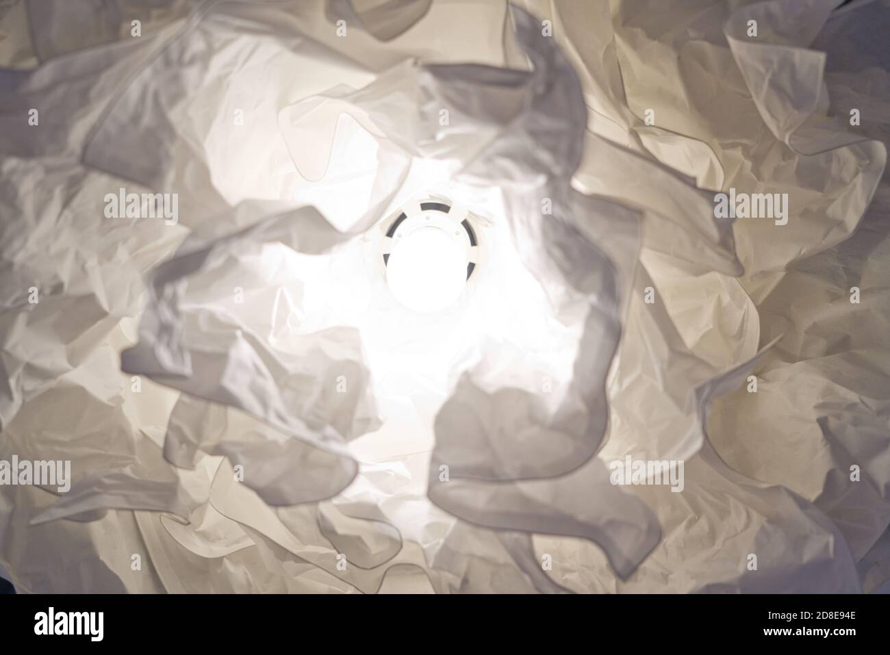 tessuto bianco astratto intorno alla lampada, spirale bianca. Foto Stock