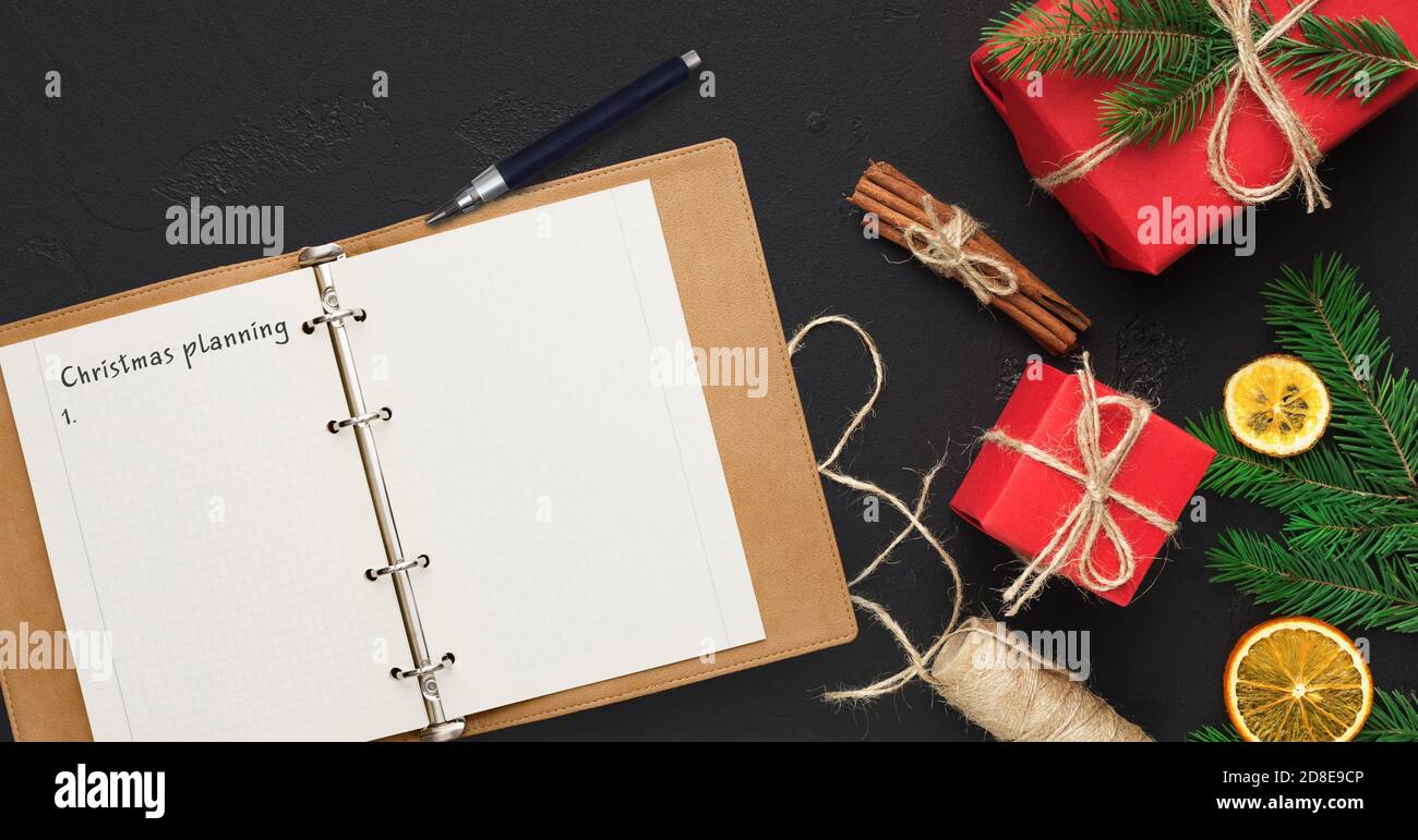 Natale pianificazione sfondo con Notepad e regali di vacanza decorato con Ramo di pino Foto Stock
