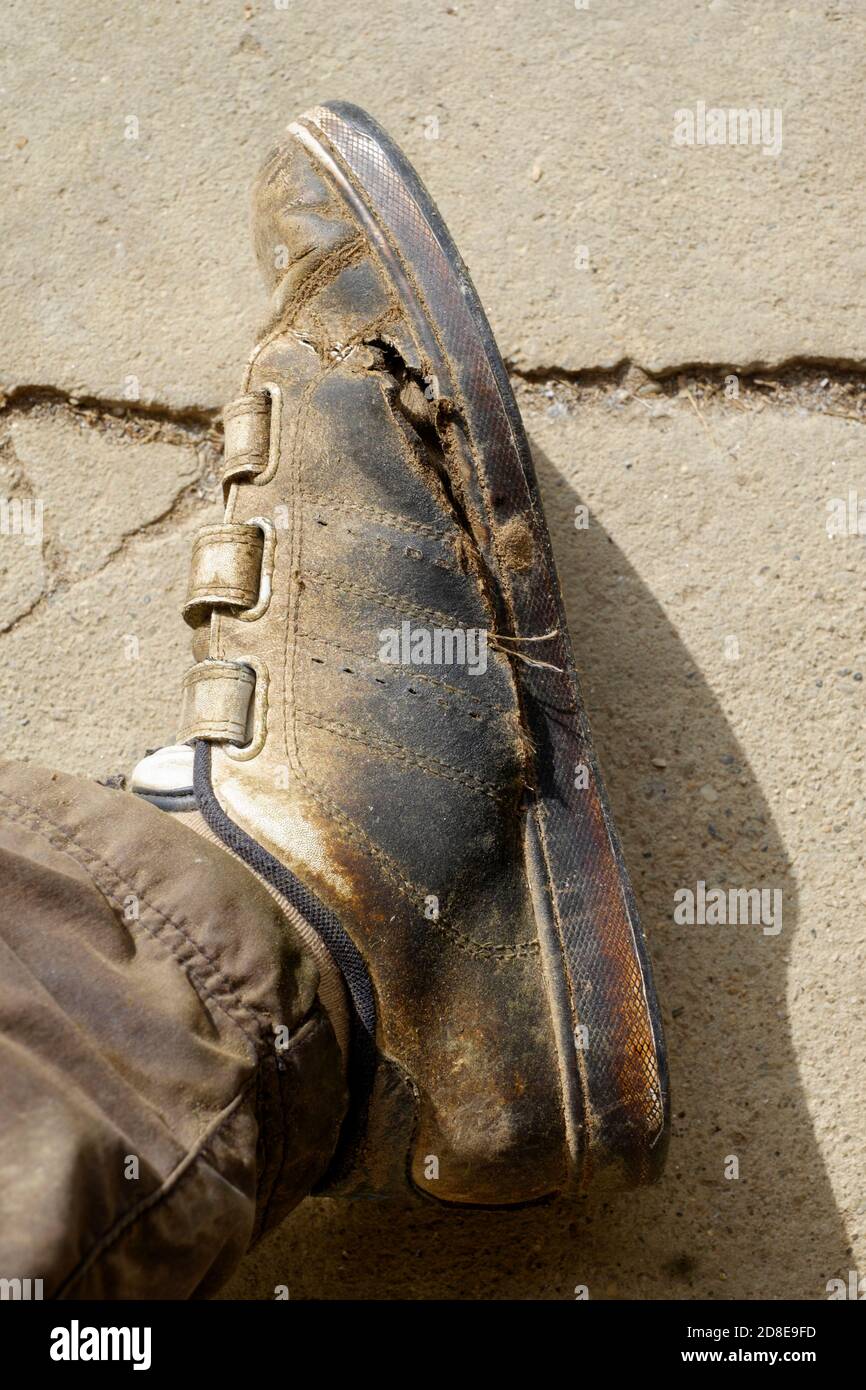scarpe sportive rotte e sporche Foto Stock