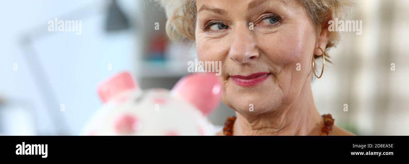 Signora anziana che guarda via Foto Stock