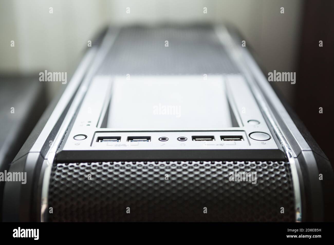 Custodia PC tower nera con prese di collegamento usb, pulsanti di alimentazione e ripristino, vista ravvicinata Foto Stock