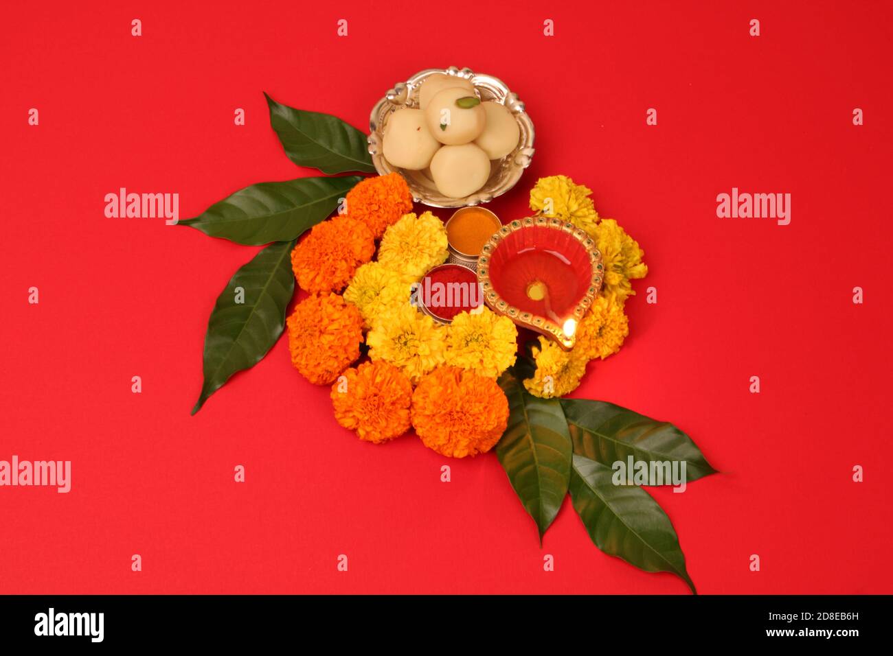 Libro di note di contabilità rossa / khata di bahi con diya, dolci, rangoli di marigold, haldi kumkum, penna con inchiostro su Laxmi pujan, Festival di Diwali Foto Stock