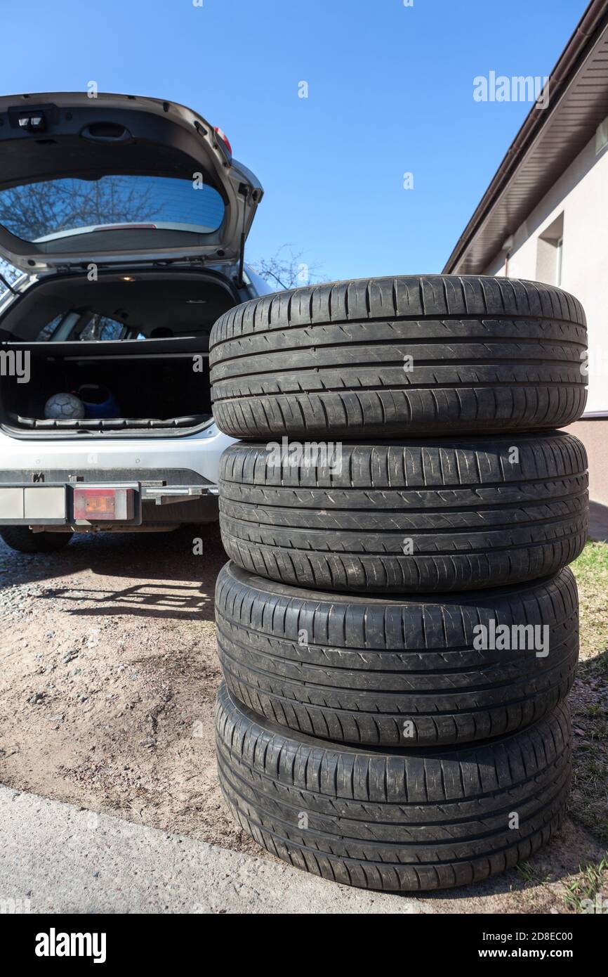 Quattro ruote grandi con pneumatico estivo sono pronte per il carico all'interno del bagagliaio dell'autovettura Foto Stock