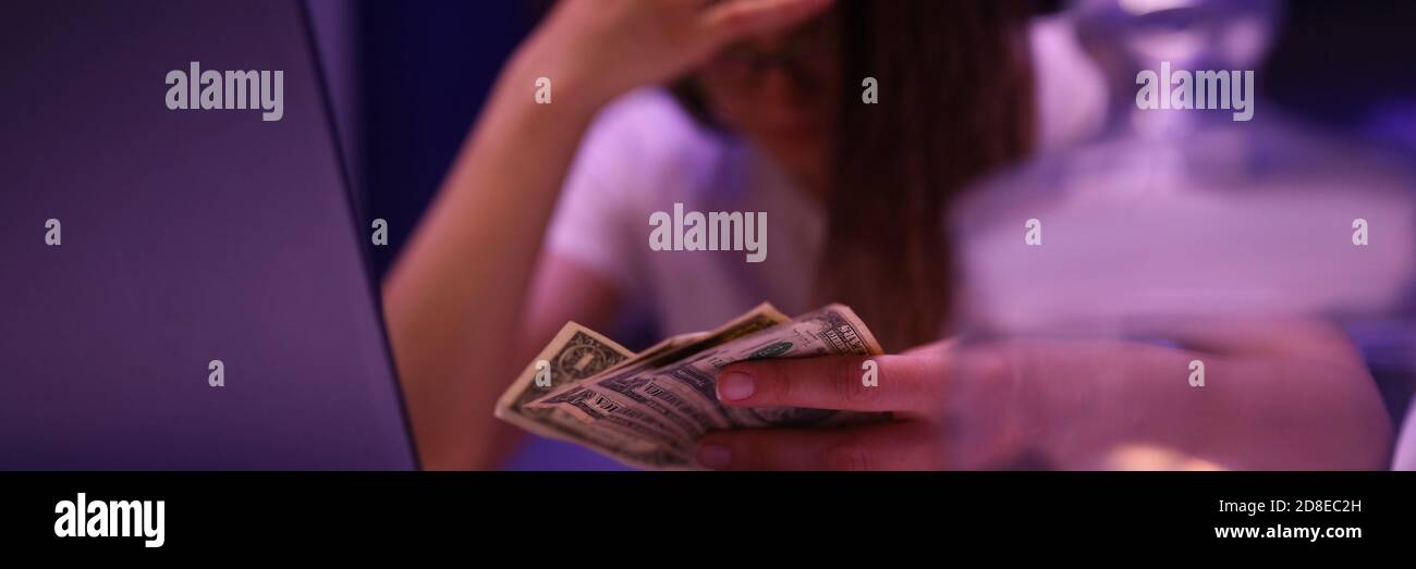 Signora e computer portatile sconvolto Foto Stock