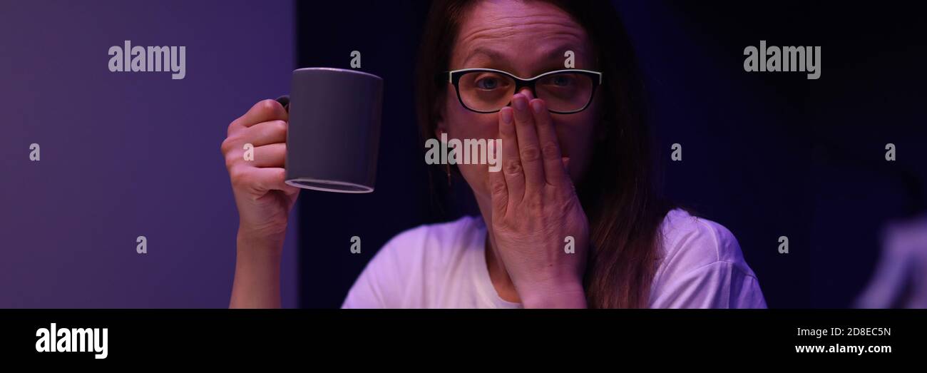 Banconote e monete in tavola Foto Stock