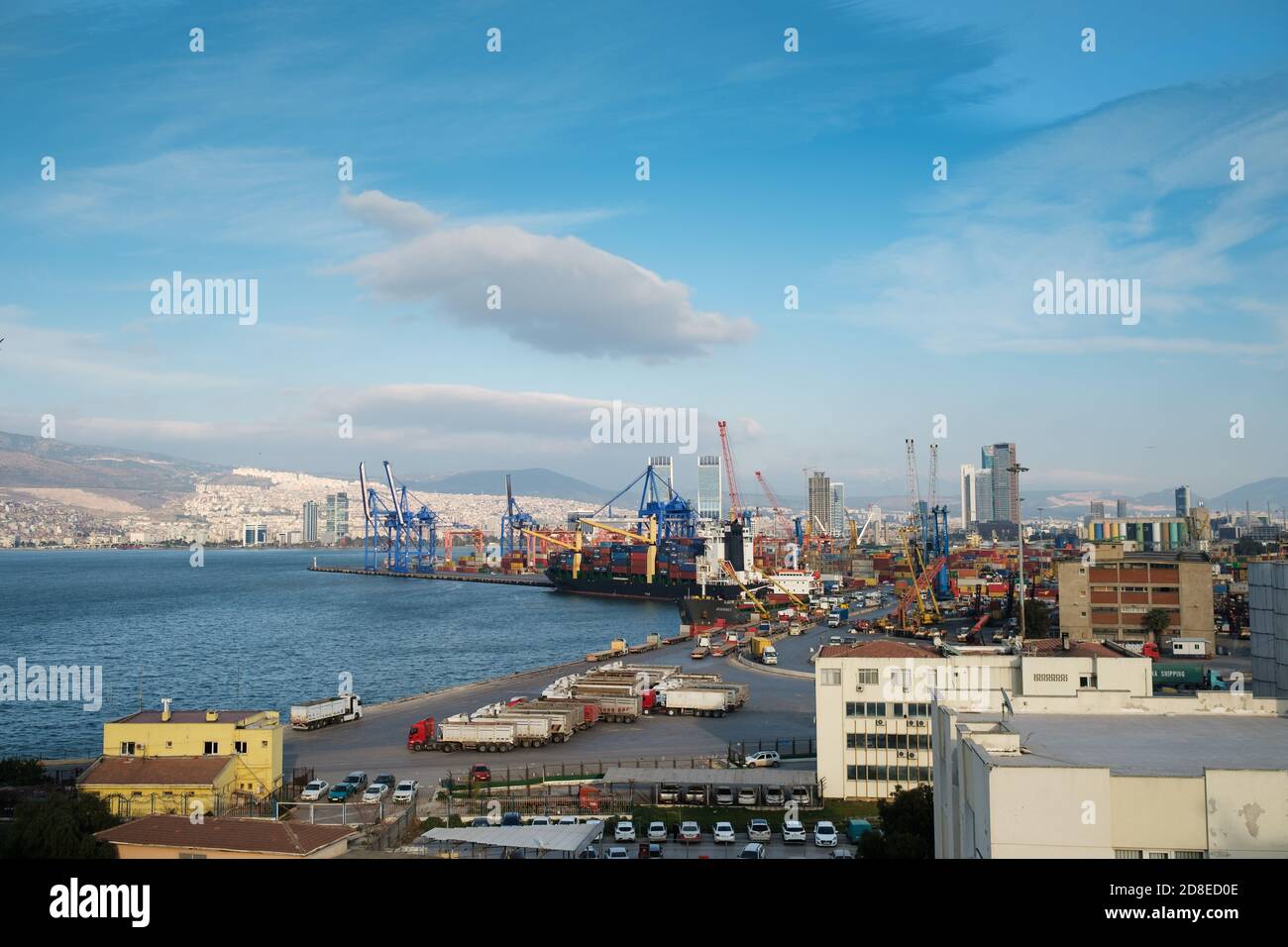 Izmir, Turchia - 29 settembre 2020: Vista sopra il porto di Izmir Alsanak Foto Stock