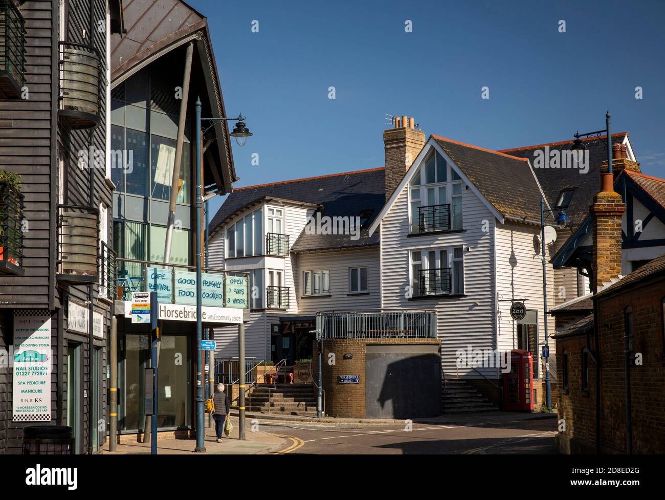 Regno Unito, Kent, Whitstable, Sea Street, edificio di nuova costruzione con il tradizionale weatherboarding presso l'Horsebridge Foto Stock