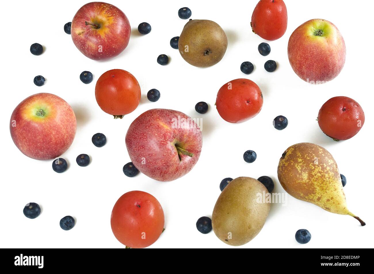 Mele, mirtilli, persimmons, pere e kiwi su sfondo bianco. Foto Stock