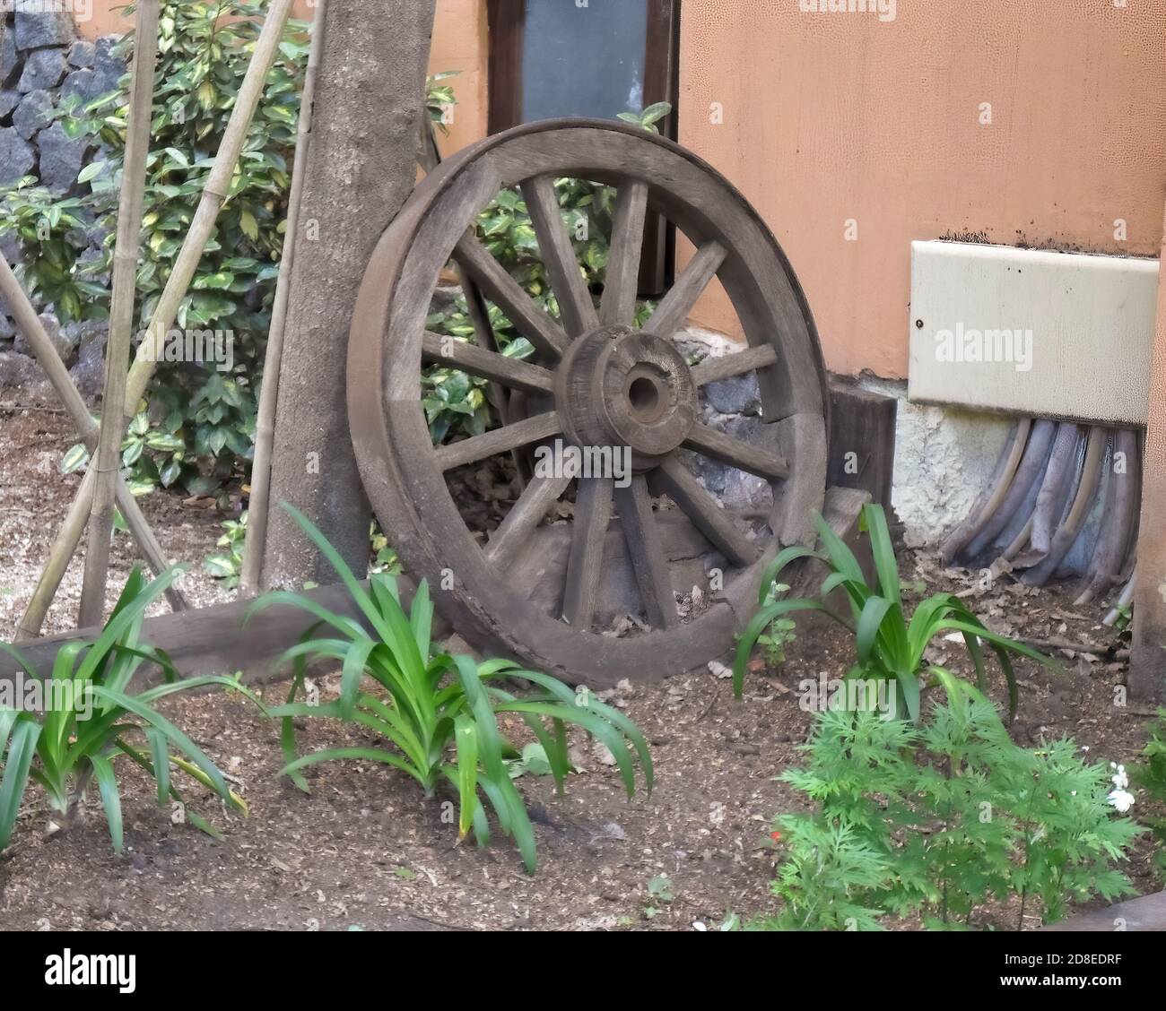 vecchia ruota di legno del carrello esposta come antico Foto Stock