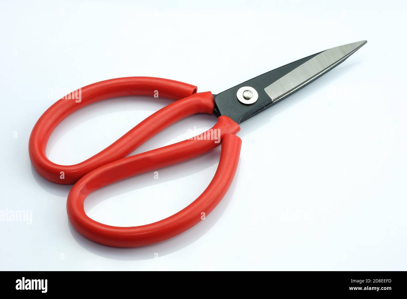 Forbici da sartoriale su sfondo bianco. Forbici rosse multiuso con manici  grandi per rifinire e cucire. Strumenti di adattamento Foto stock - Alamy