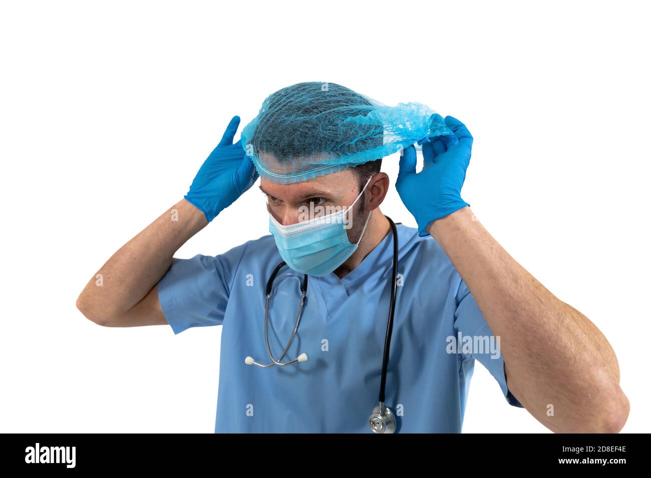 Chirurgo maschio che indossa la rete per capelli su sfondo bianco Foto Stock