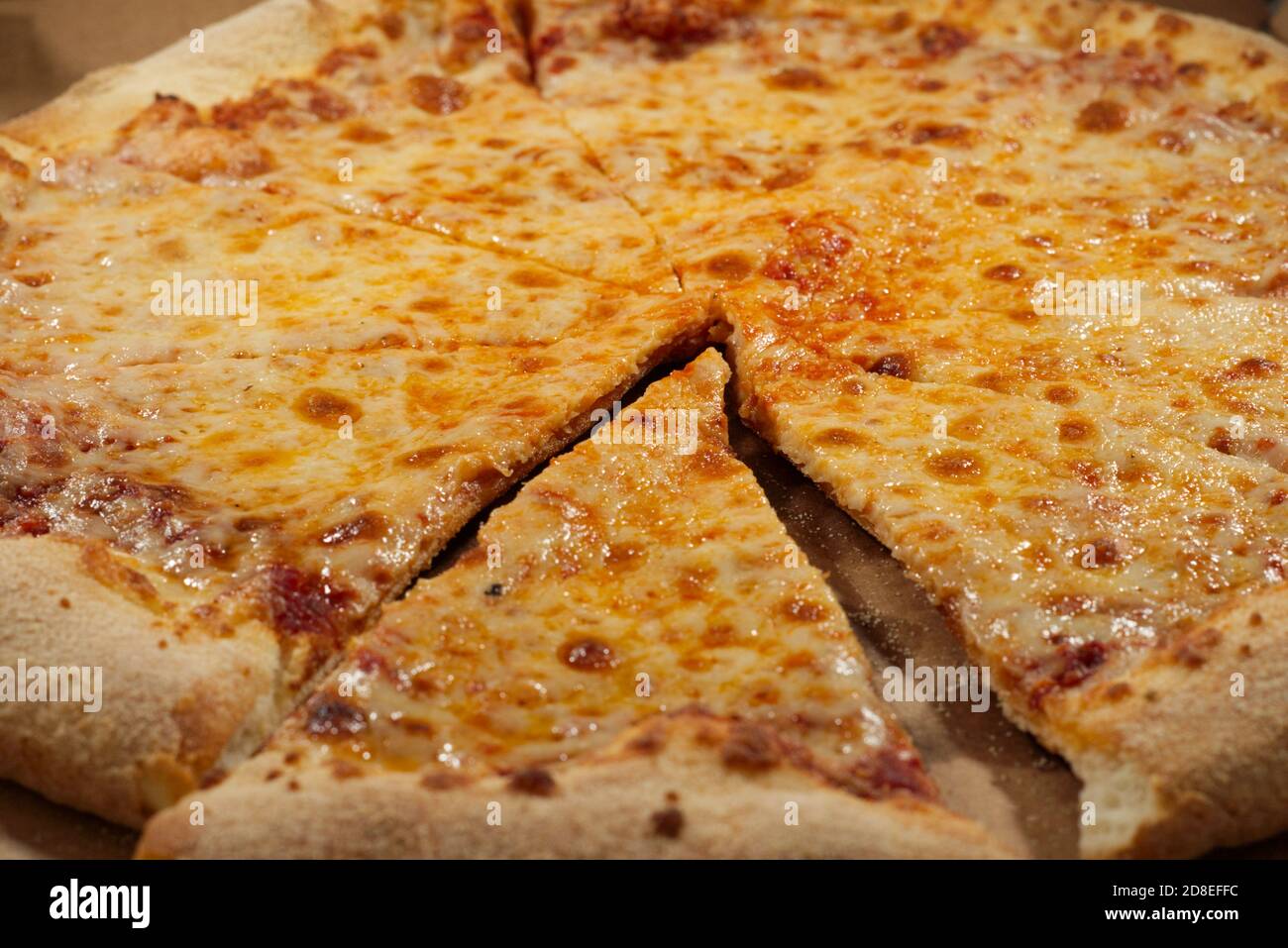 Fetta di pizza Margherita al formaggio caldo sul tavolo Foto Stock