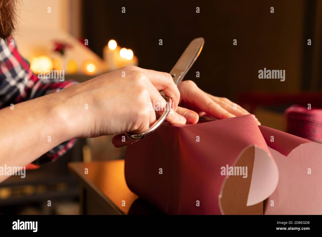 Laboratorio di articoli da regalo in una camera calda e accogliente. Decorazioni natalizie con caminetto. Foto Stock