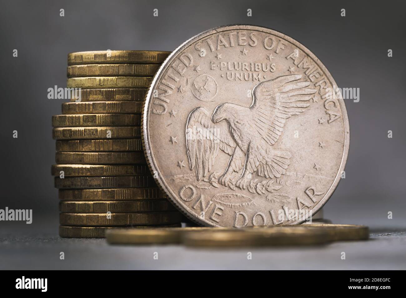 Un dollaro sullo sfondo di varie monete, primo piano Foto Stock
