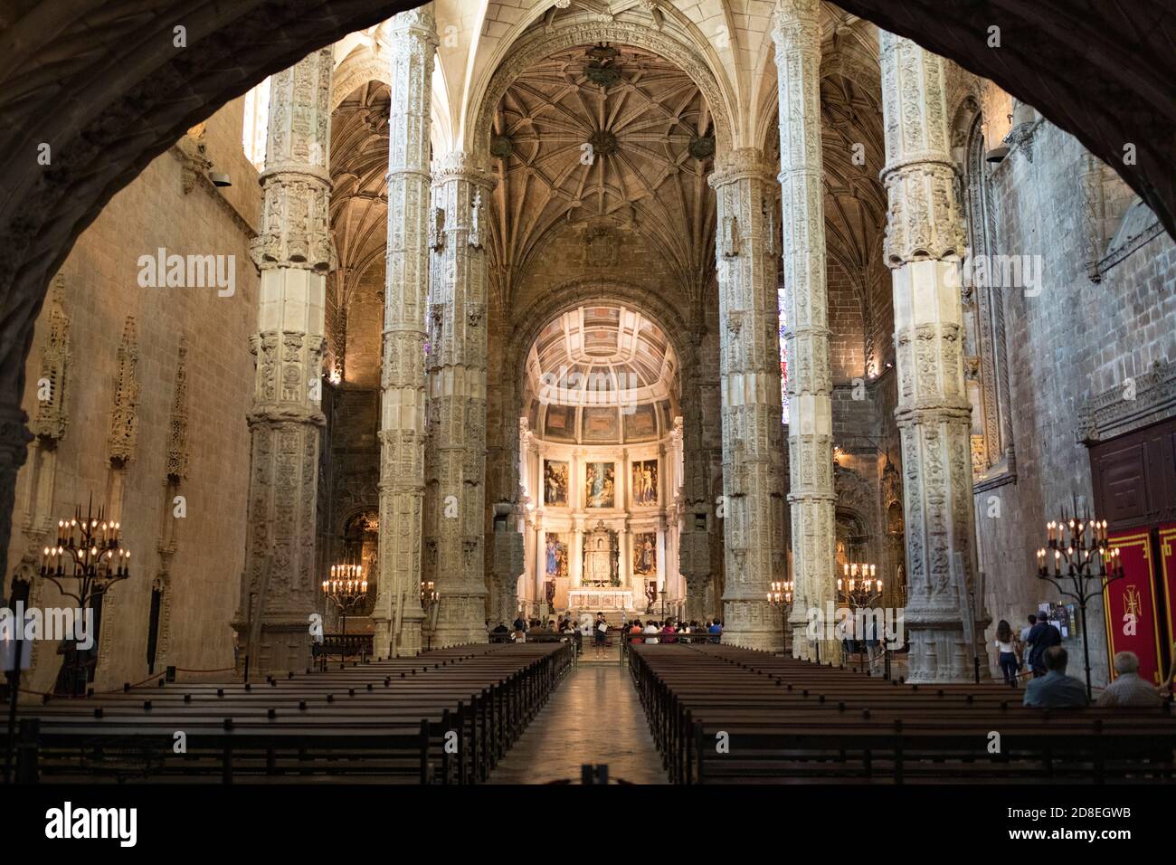 Architettura tardo-gotica e soffitto decorativo all'interno del monastero di Jerónimos a Lisbona, Portogallo, Europa. Foto Stock