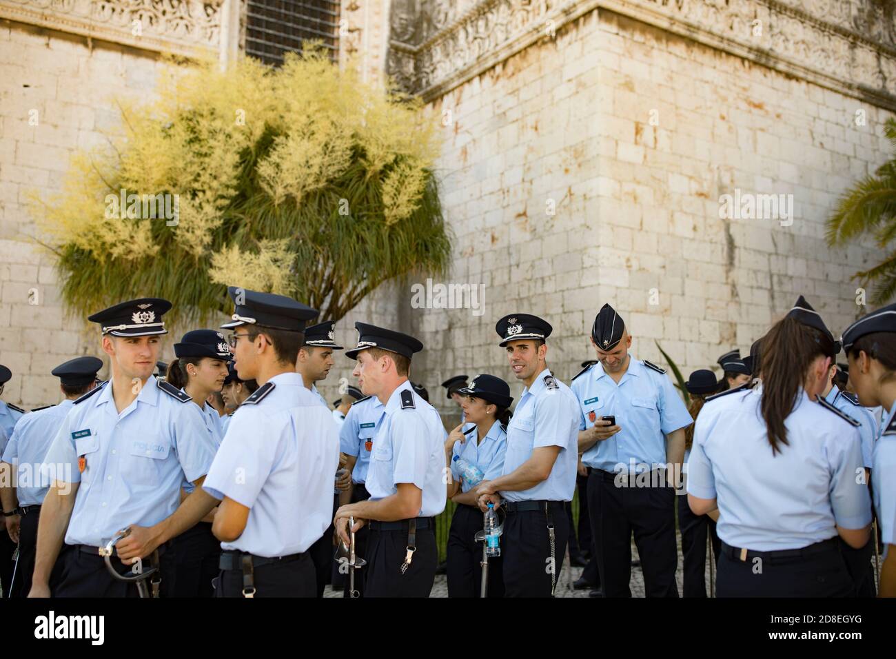 Gli ufficiali di polizia dell'accademia diplomata frequentano un servizio di preghiera al monastero di Jerónimos a Lisbona, Portogallo, Europa. Foto Stock