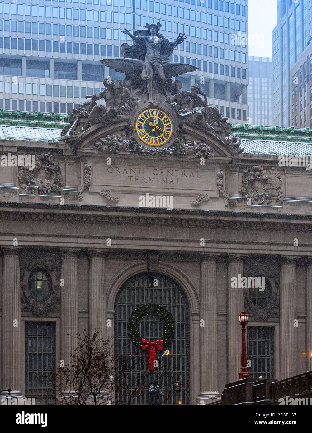 Un giorno di Natale innevato a New York al Grand Central Stazione con corona decorata Foto Stock
