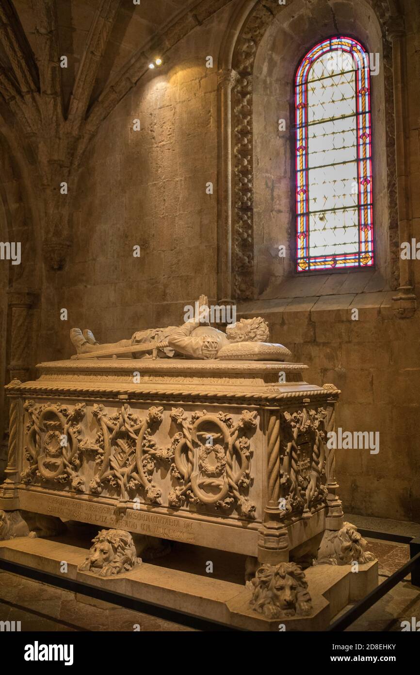 Interno del Monastero di Jerónimos a Lisbona, Portogallo, Europa, con la tomba del poeta Luís de Camões. Foto Stock