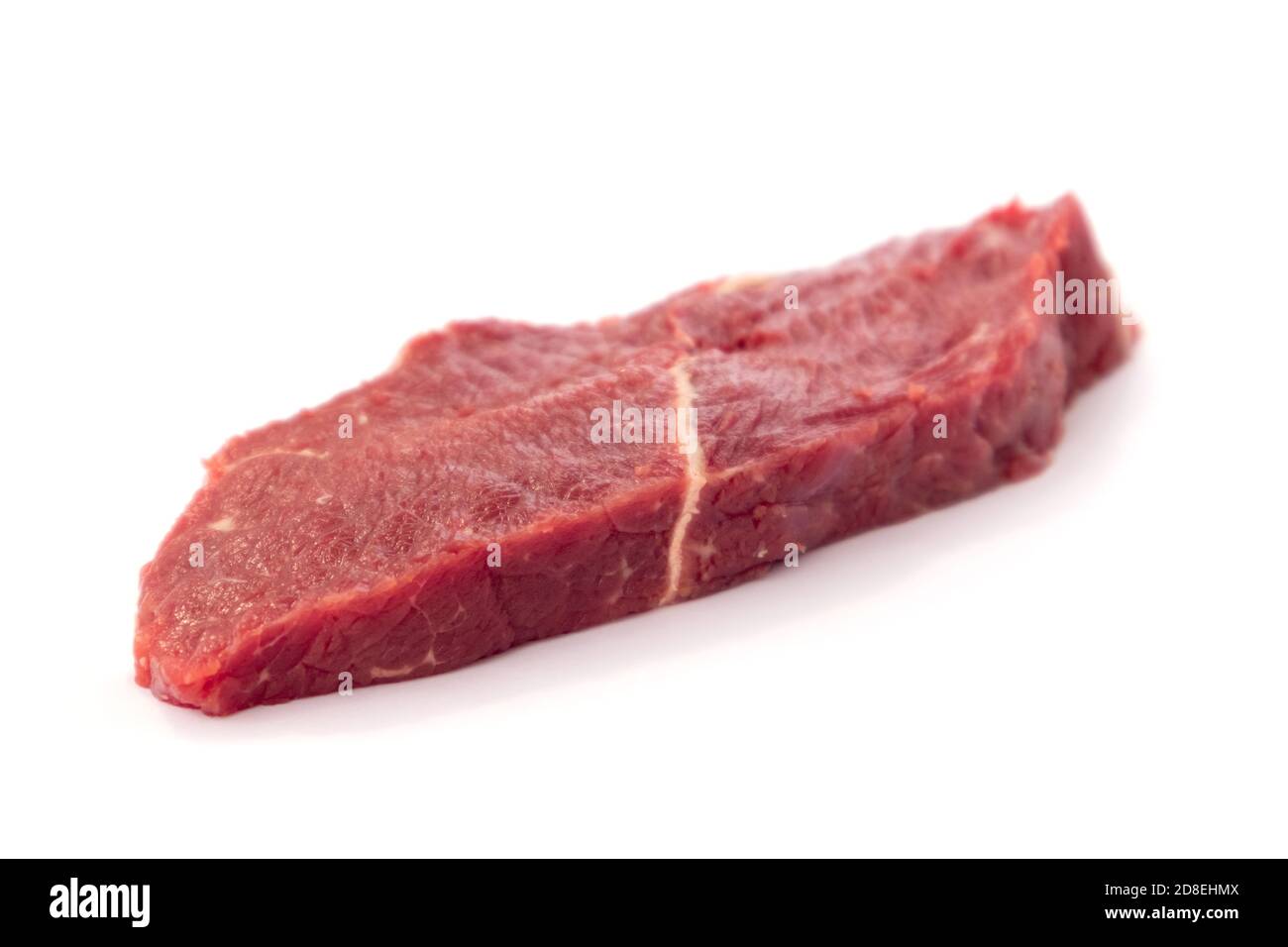 Bistecca di manzo fresca cruda isolata su sfondo bianco. Primo piano carne di manzo cruda. Foto Stock