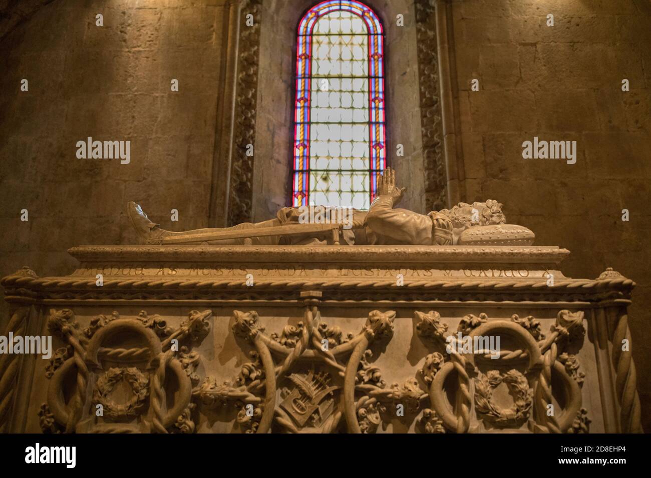 Interno del Monastero di Jerónimos a Lisbona, Portogallo, Europa, con la tomba del poeta Luís de Camões. Foto Stock