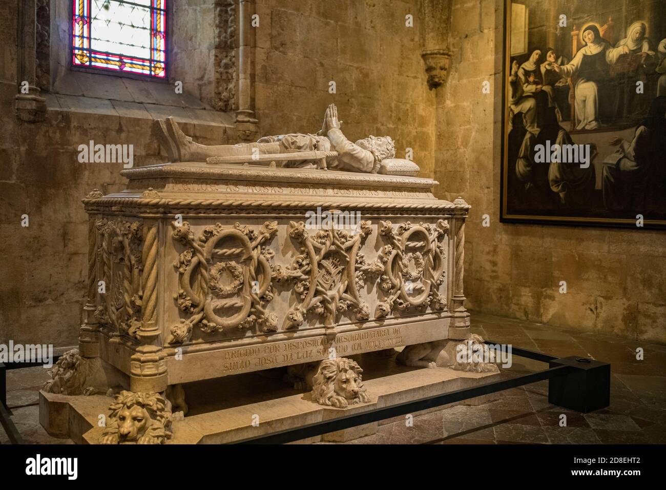 Interno del Monastero di Jerónimos a Lisbona, Portogallo, Europa, con la tomba del poeta Luís de Camões. Foto Stock