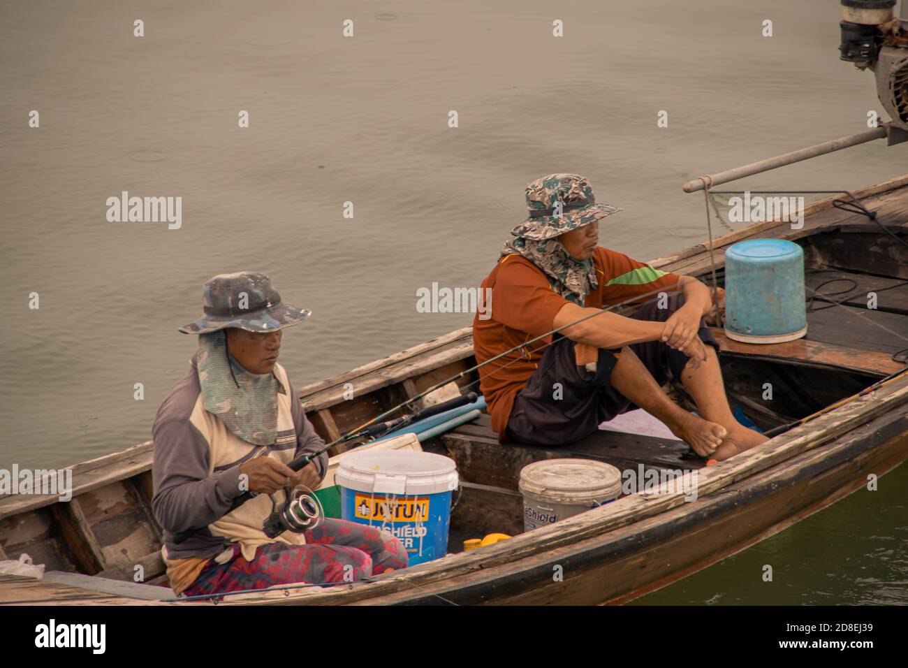 Due persone che pescano in una barca, Thailandia, Koh Phangan, settembre 2019 Foto Stock