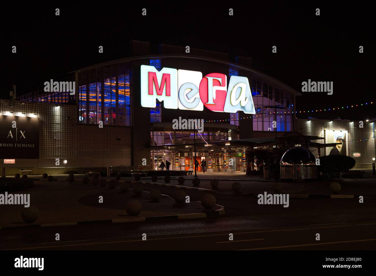 L'entrata del Mega Mall di notte vicino a Mosca, le luci del centro commerciale nel buio Foto Stock