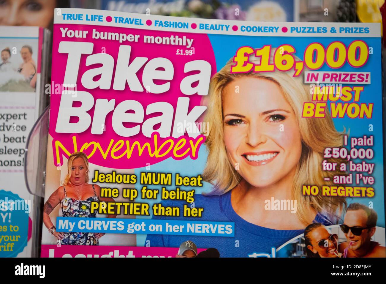 Prendete una rivista Break in vendita in un negozio di edicola a Cardiff, Galles, Regno Unito Foto Stock