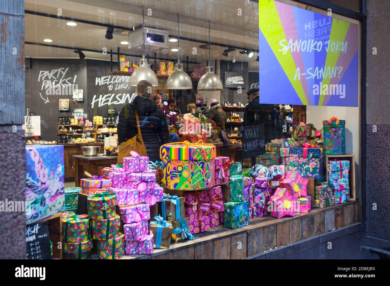 HELSINKI, FINLANDIA-CIRCA DEC, 2018: Vetrina di piccoli occhiali decorata con scatole regalo. Decorazioni natalizie tradizionali sono in vetrine Foto Stock