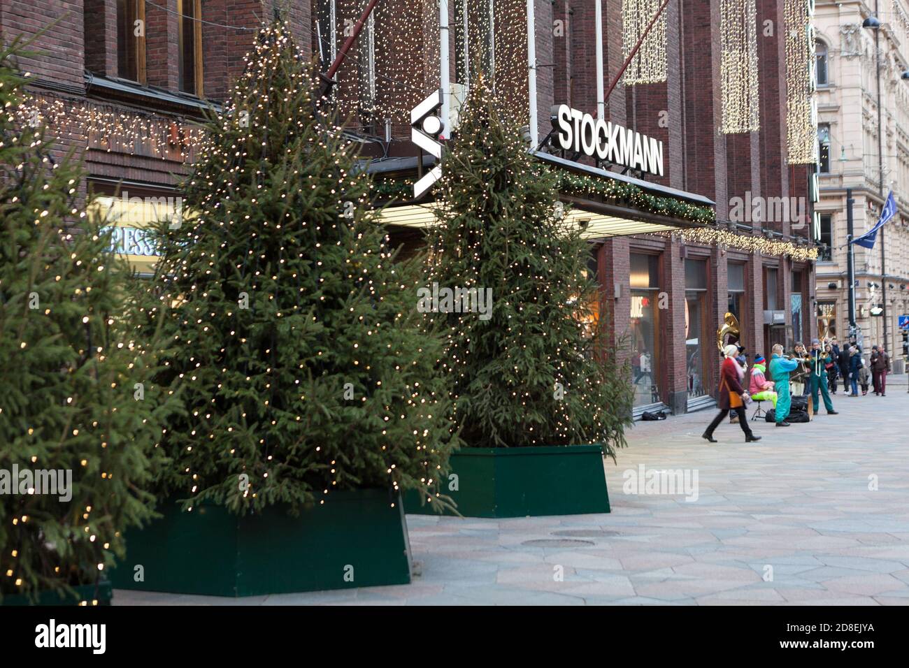 HELSINKI, FINLANDIA-CIRCA DEC, 2018: Seconda entrata al negozio Stockmann con alberi di Natale in luce. Il paesaggio urbano è a dicembre. Il Stockm Foto Stock