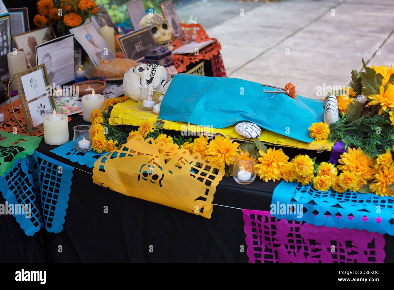 Un'ofrenda, o giorno dell'altare Morto, dedicata agli attivisti della parità di diritti e alle vittime dell'oppressione, in mostra all'Università dell'Oregon di Eugene. Foto Stock