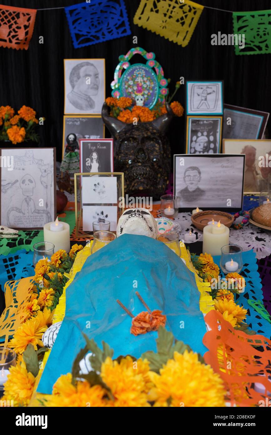 Un'ofrenda, o giorno dell'altare Morto, dedicata agli attivisti della parità di diritti e alle vittime dell'oppressione, in mostra all'Università dell'Oregon di Eugene. Foto Stock