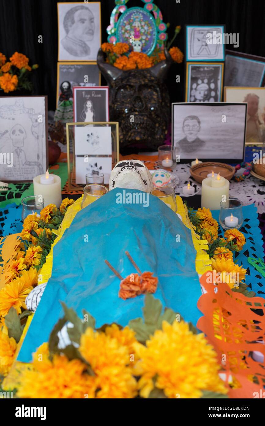 Un'ofrenda, o giorno dell'altare Morto, dedicata agli attivisti della parità di diritti e alle vittime dell'oppressione, in mostra all'Università dell'Oregon di Eugene. Foto Stock