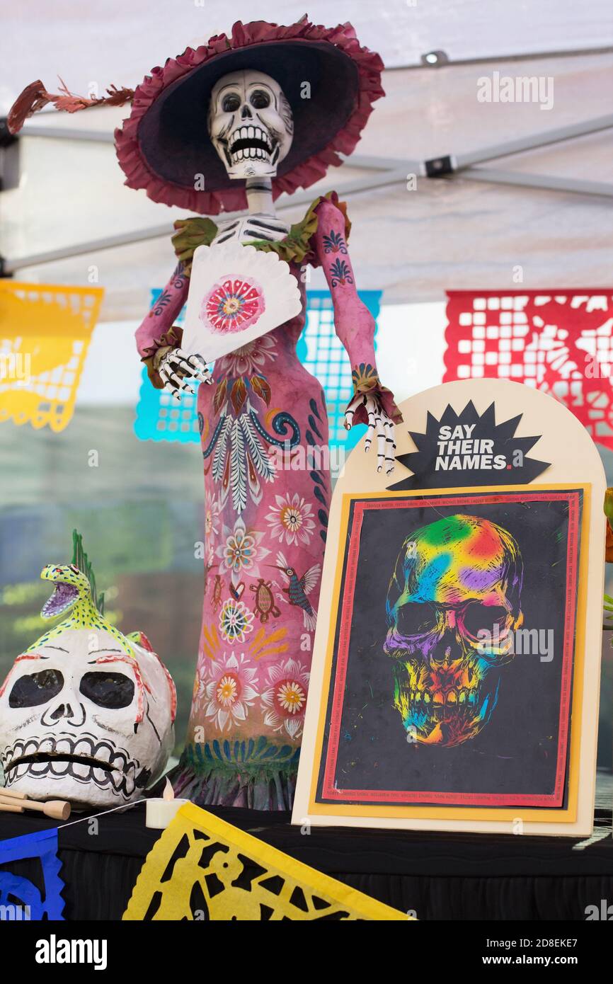 Un'ofrenda, o giorno dell'altare Morto, dedicata agli attivisti della parità di diritti e alle vittime dell'oppressione, in mostra all'Università dell'Oregon di Eugene. Foto Stock