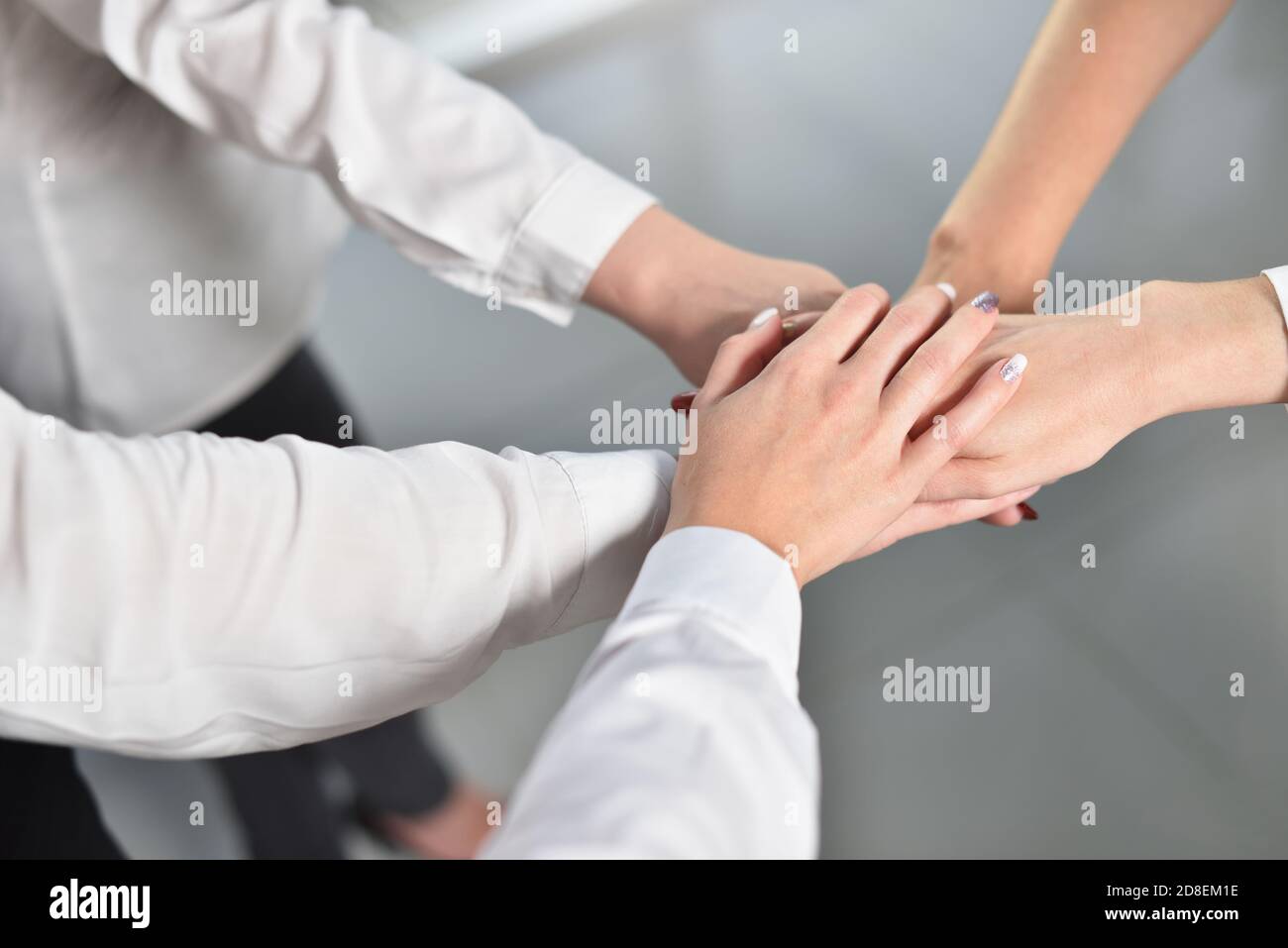 Le mani unite delle lavoratrici per la concentrazione e il successo del lavoro di squadra. Insieme, tutto è possibile Foto Stock