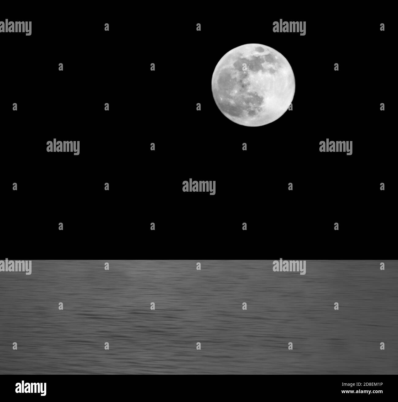 Grande, luminosa luna piena che splende nella notte buia e illumina l'acqua Foto Stock