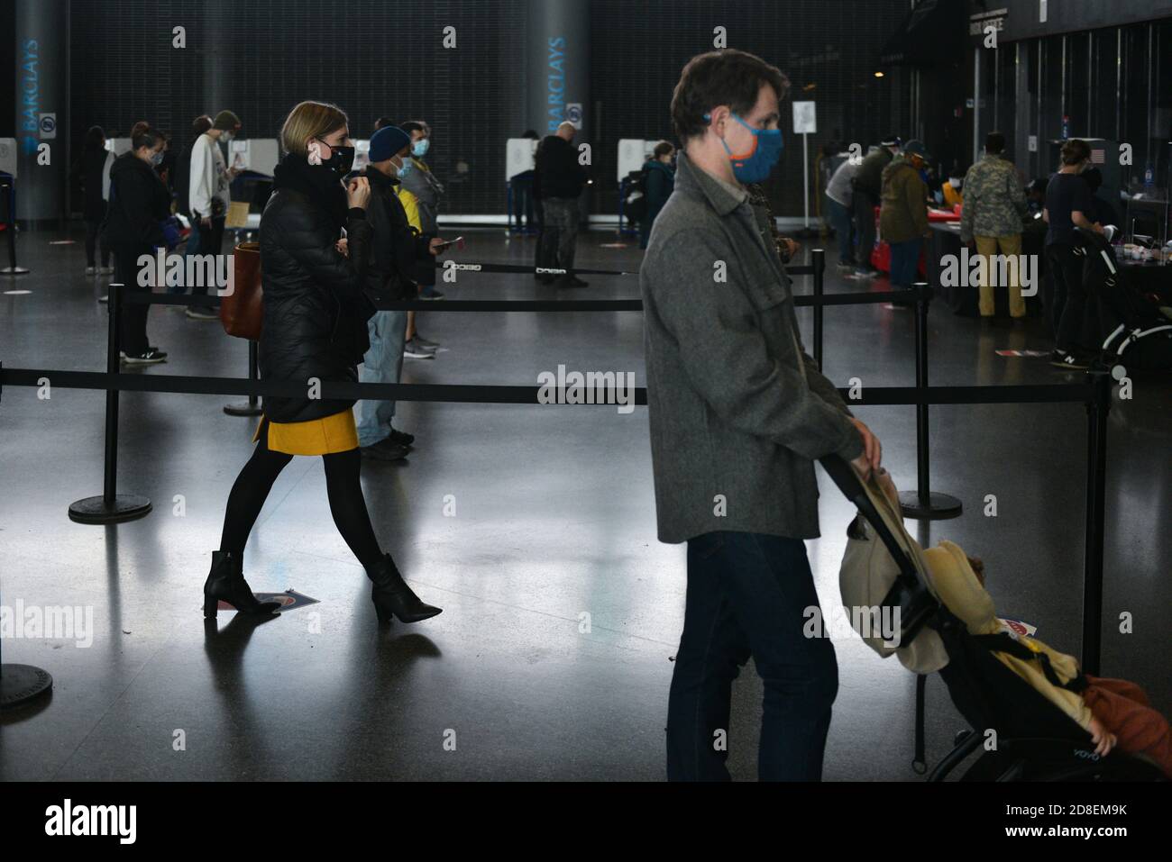 Gli elettori hanno lanciato uno scrutinio in una sede elettorale per le elezioni presidenziali del 2020 il 28 ottobre 2020 al Barclays Center nella Brooklyn boro Foto Stock
