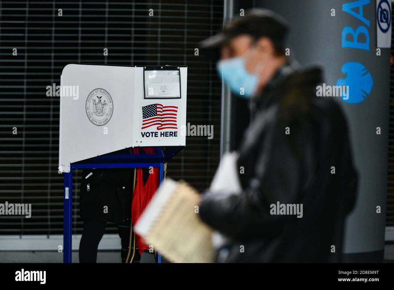 Gli elettori hanno lanciato uno scrutinio in una sede elettorale per le elezioni presidenziali del 2020 il 28 ottobre 2020 al Barclays Center nella Brooklyn boro Foto Stock