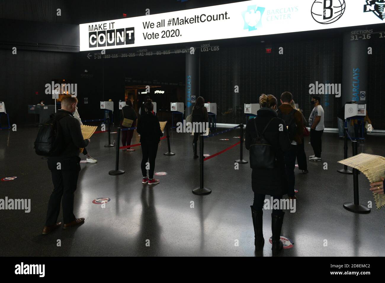 Gli elettori hanno lanciato uno scrutinio in una sede elettorale per le elezioni presidenziali del 2020 il 28 ottobre 2020 al Barclays Center nella Brooklyn boro Foto Stock