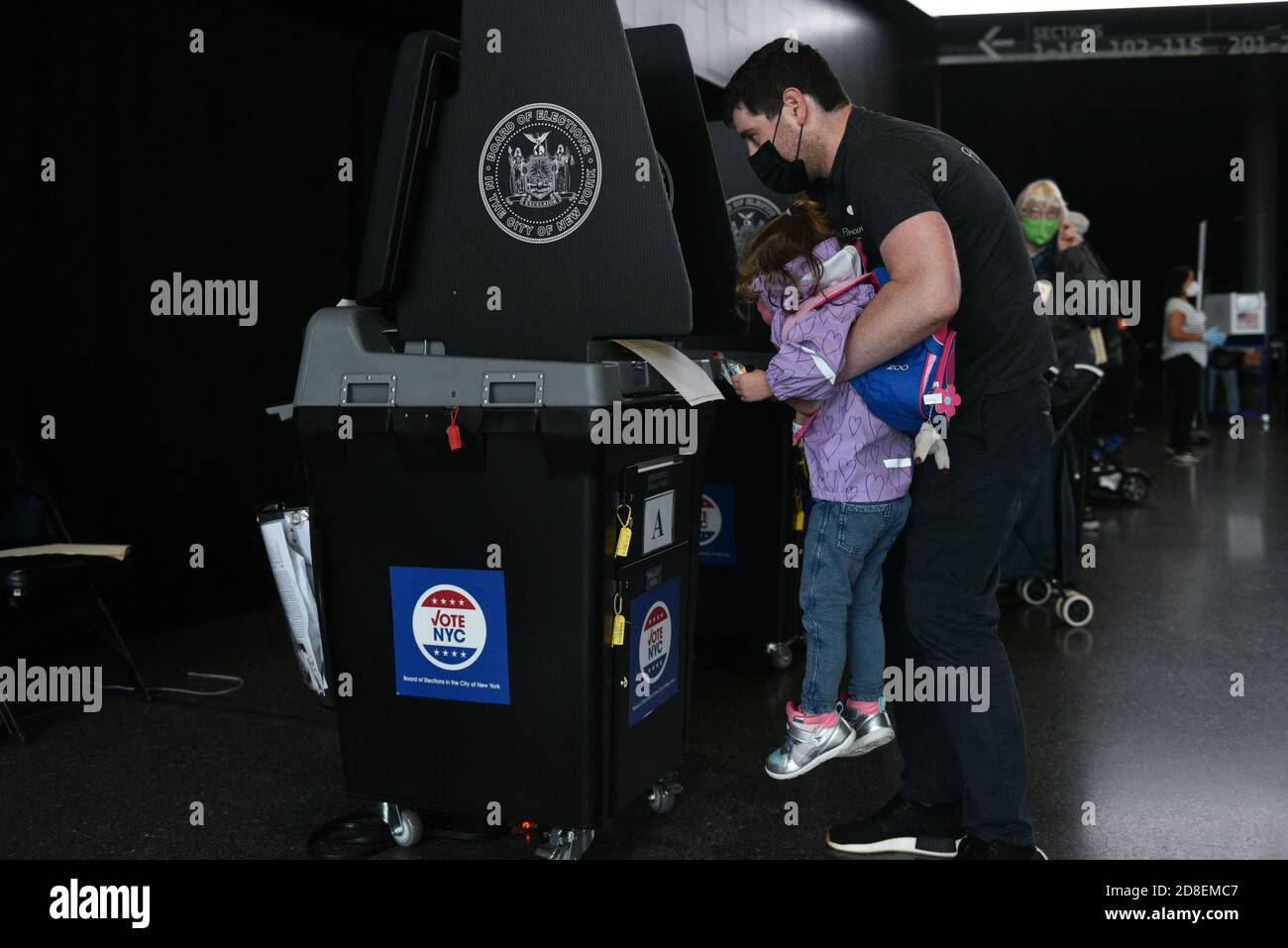 Gli elettori hanno lanciato uno scrutinio in una sede elettorale per le elezioni presidenziali del 2020 il 28 ottobre 2020 al Barclays Center nella Brooklyn boro Foto Stock