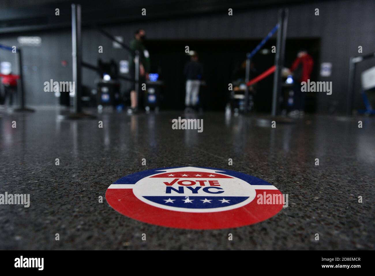 Gli elettori hanno lanciato uno scrutinio in una sede elettorale per le elezioni presidenziali del 2020 il 28 ottobre 2020 al Barclays Center nella Brooklyn boro Foto Stock