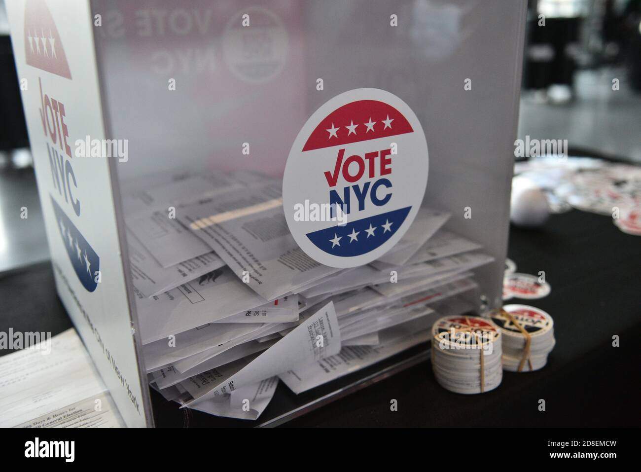 Le buste elettorali degli assenti in un luogo di voto per le elezioni presidenziali del 2020 il 28 ottobre 2020 presso il Barclays Center di Brookly Foto Stock