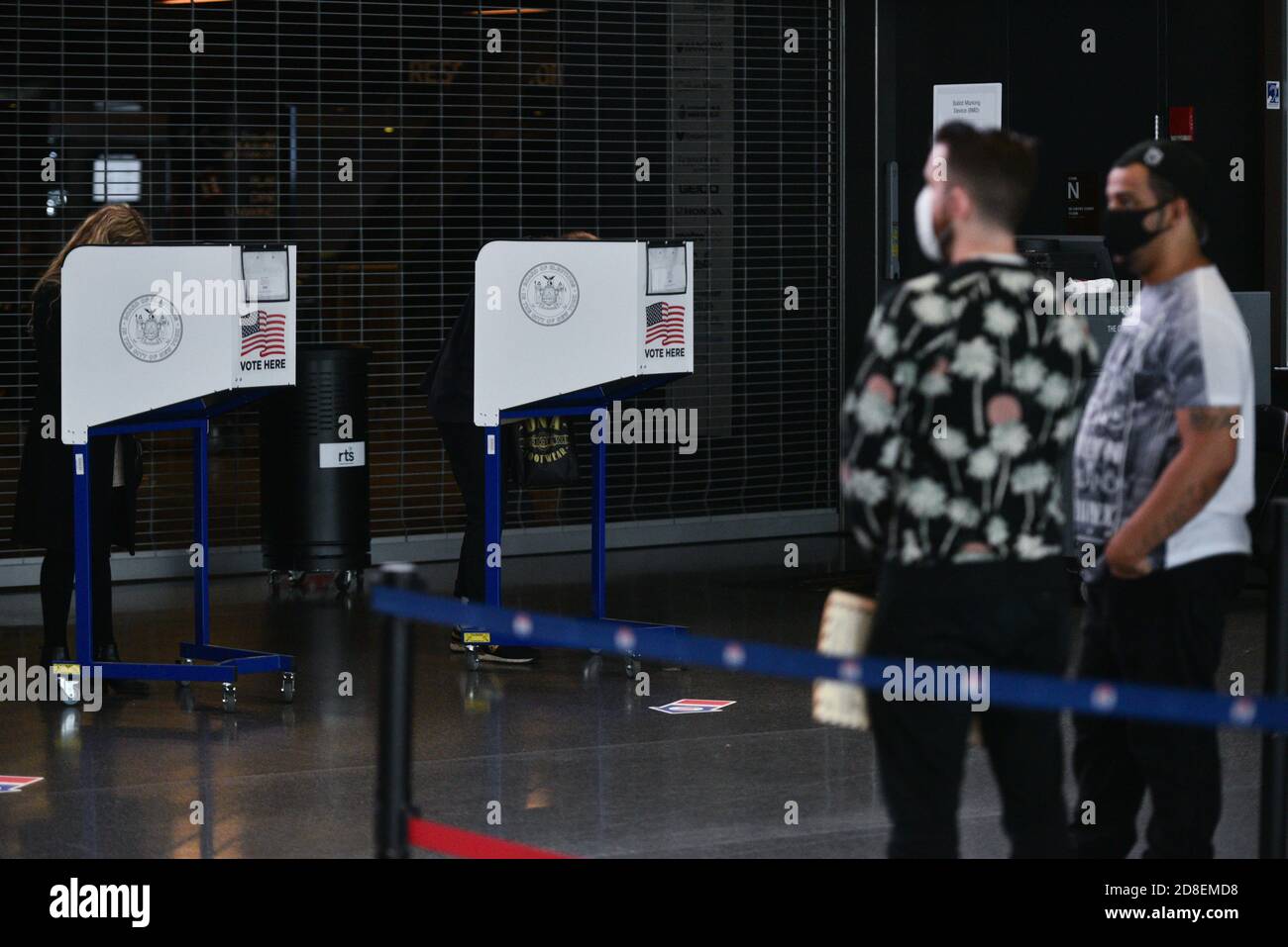 Gli elettori hanno lanciato uno scrutinio in una sede elettorale per le elezioni presidenziali del 2020 il 28 ottobre 2020 al Barclays Center nella Brooklyn boro Foto Stock