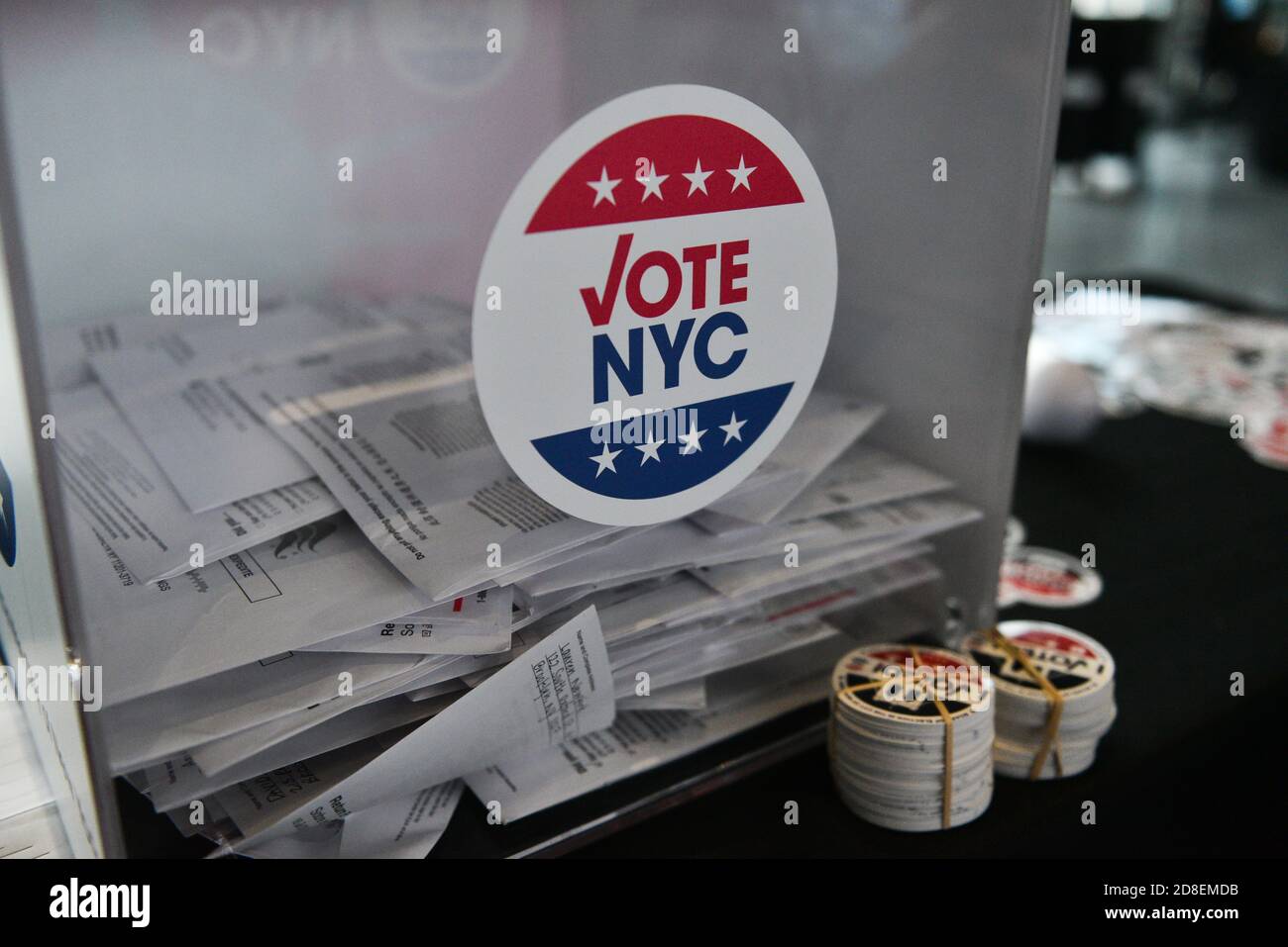 Le buste elettorali degli assenti in un luogo di voto per le elezioni presidenziali del 2020 il 28 ottobre 2020 presso il Barclays Center di Brookly Foto Stock