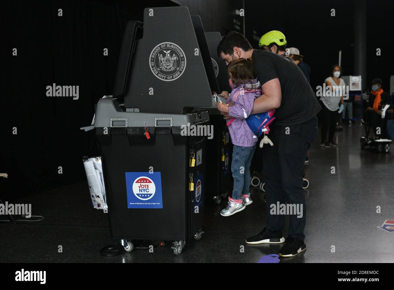 Gli elettori hanno lanciato uno scrutinio in una sede elettorale per le elezioni presidenziali del 2020 il 28 ottobre 2020 al Barclays Center nella Brooklyn boro Foto Stock