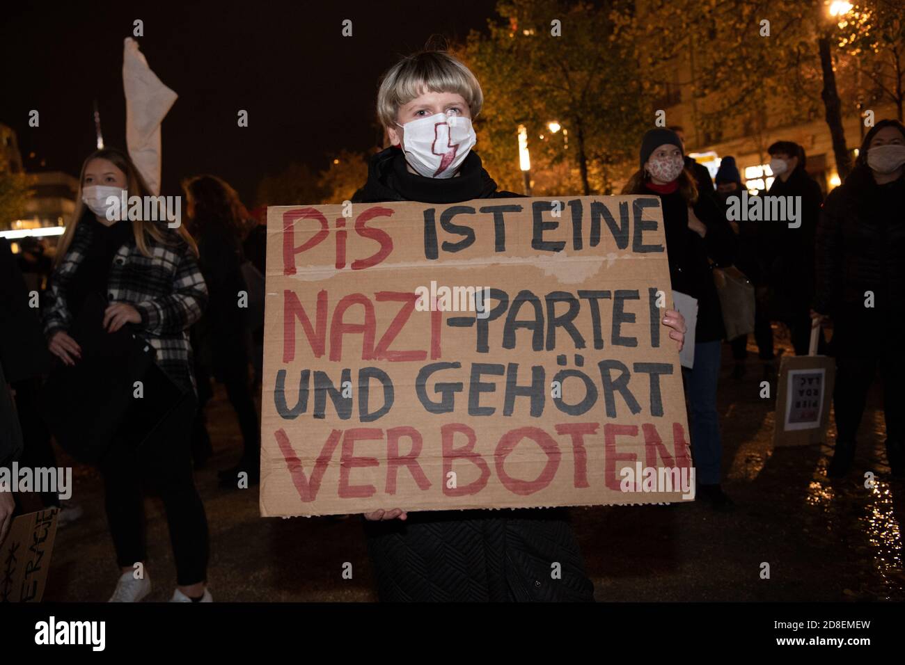 Berlino, Germania. 29 Ott 2020. Una donna sta in piedi alla porta di Brandeburgo con un poster che dice 'il PIS è un partito nazista e appartiene proibito'. I manifestanti hanno protestato contro un inasprimento del divieto di aborto in Polonia. Credit: Paul Zinken/dpa-Zentralbild/dpa/Alamy Live News Foto Stock