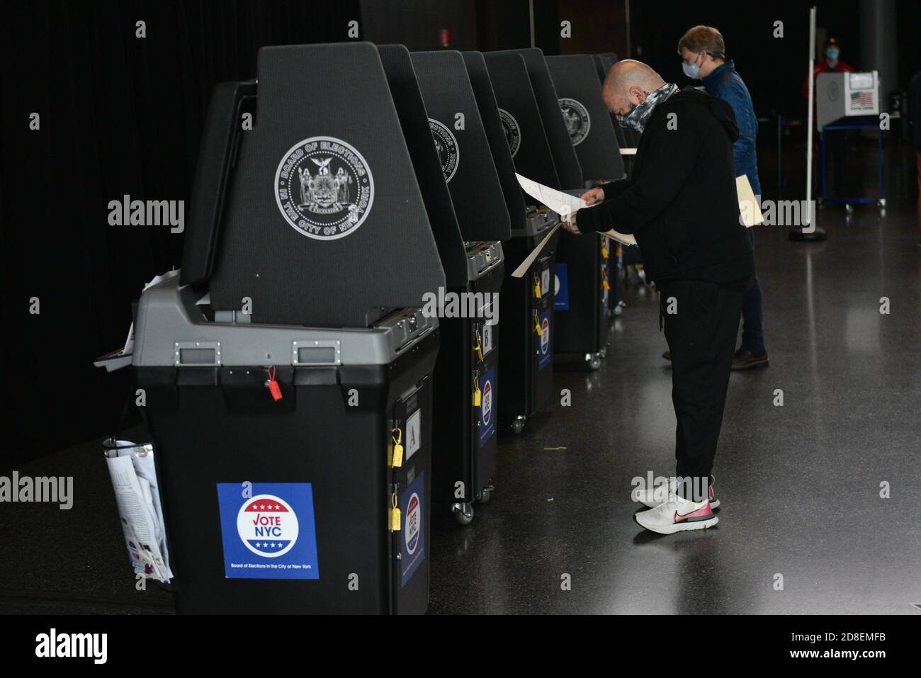 Gli elettori hanno lanciato uno scrutinio in una sede elettorale per le elezioni presidenziali del 2020 il 28 ottobre 2020 al Barclays Center nella Brooklyn boro Foto Stock