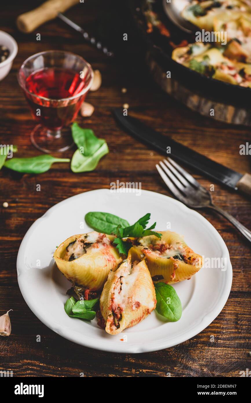 Pasta ripiena di manzo macinato, spinaci e formaggio Foto Stock